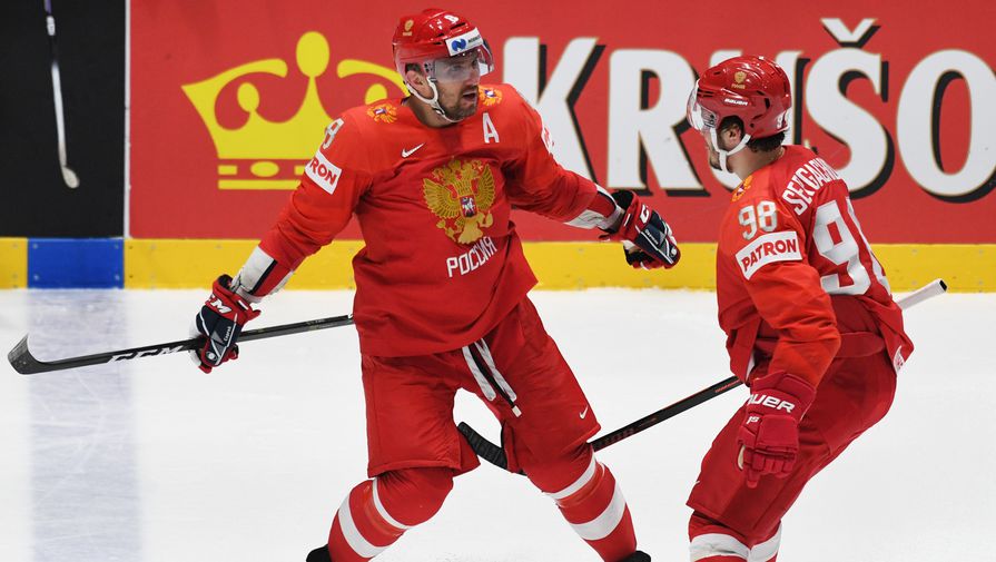 Хоккеисты сборной России Александр Овечкин (слева) и Михаил Сергачёв 