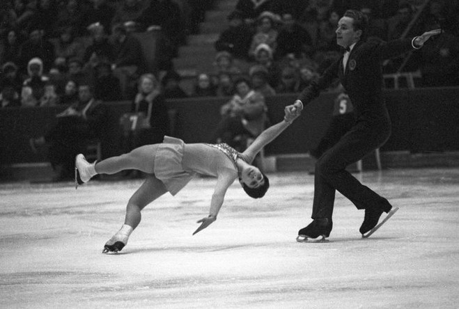 Фигуристы Ирина Роднина и Алексей Уланов во время выступления на Чемпионате Европы по фигурному катанию, 1969 год