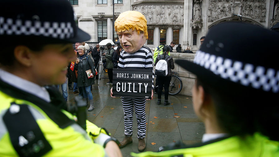 Участник акции протеста около здания Верховного суда Великобритании в Лондоне, 24 сентября 2019 года