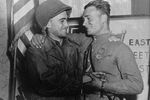 Лейтенант Робертсон и лейтенант Сильвашко на фоне надписи «Восток встречается с Западом», символизирующей историческую встречу союзников на Эльбе, 25 (27) апреля 1945 года