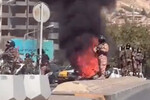 Студенты в ходе протестов подожгли мотоцикл вооруженных сил Ирана в Ширазе, 1 октября 2022 года