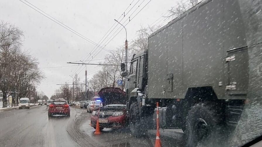 Военный грузовик протаранил легковушку в Великом Новгороде