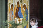 Икона «Святая Троица» Андрея Рублева во время праздничного богослужения по случаю Рождества Христова в кафедральном храме Христа Спасителя, Москва, 7 января 2024 года