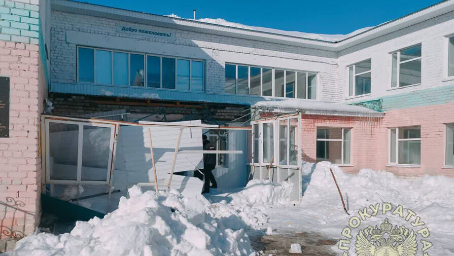 Девочка получила тяжелые травмы после обрушения крыши тамбура в школе Татарстана