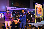 Сотрудники скорой помощи осазывают помощь пострадавшей у концертного зала «Крокус Сити Холл», где произошла стрельба, 22 марта 2024 года