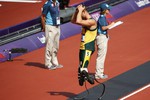 Южноафриканский бегун-ампутант Оскар Писториус расстроен, что не смог стартовать в эстафете - его партнер по команде столкнулся с кенийцем на дорожке и обе команды не стали продолжать бег