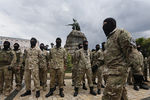 Добровольцы батальона «Азов», которые отправляются на юго-восток страны в зону «антитеррористической операции», во время принятия присяги