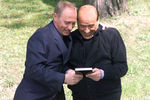 В апреле 2002 года, во время визита председателя совета министров Италии Сильвио Берлускони в Россию, Владимир Путин подарил ему книгу «Эффект Берлускони», выпущенную в Москве