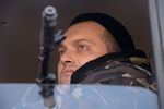 Ополченец Донецкой народной республики во время отвода колонны гаубиц «Мста-М2» из Донецка