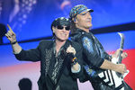 Музыканты группы Scorpions Клаус Майне и Маттиас Ябс выступают на концерте в Москве