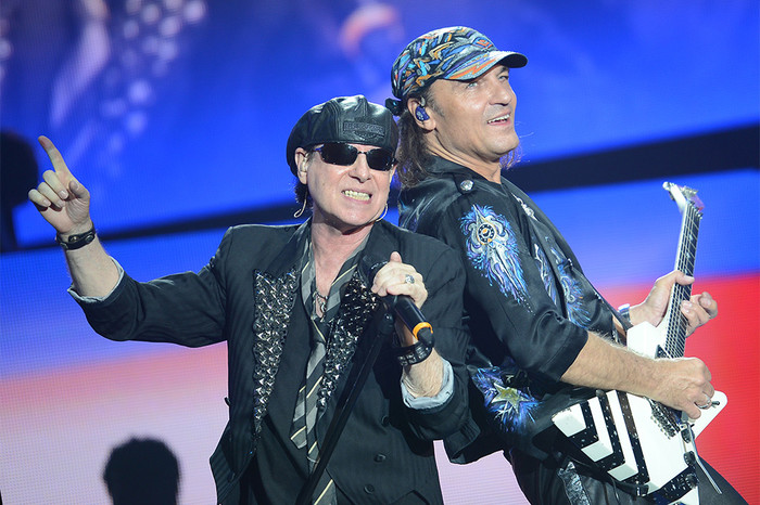 Музыканты группы Scorpions Клаус Майне и Маттиас Ябс выступают на&nbsp;концерте в&nbsp;Москве