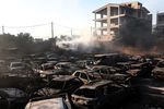 Сгоревшие автомобили в Неаполи на юге Греции
