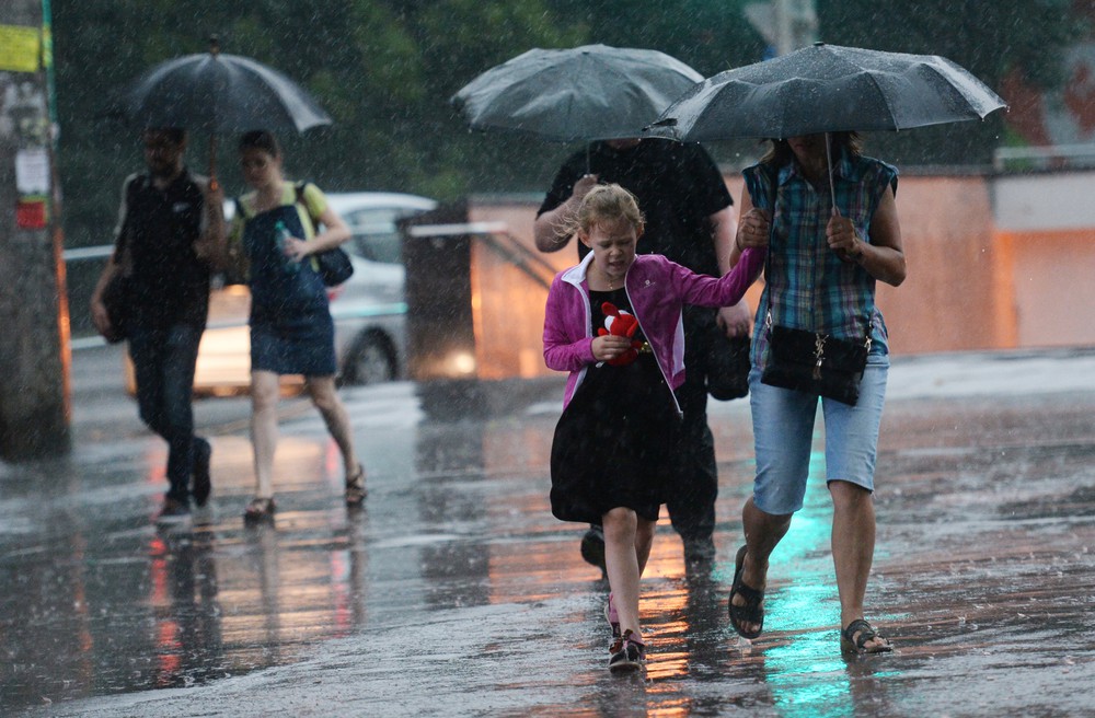 2667410 28.07.2015 Прохожие идут по улице во время сильного дождя в Москве. Кирилл Каллиников/РИА Новости