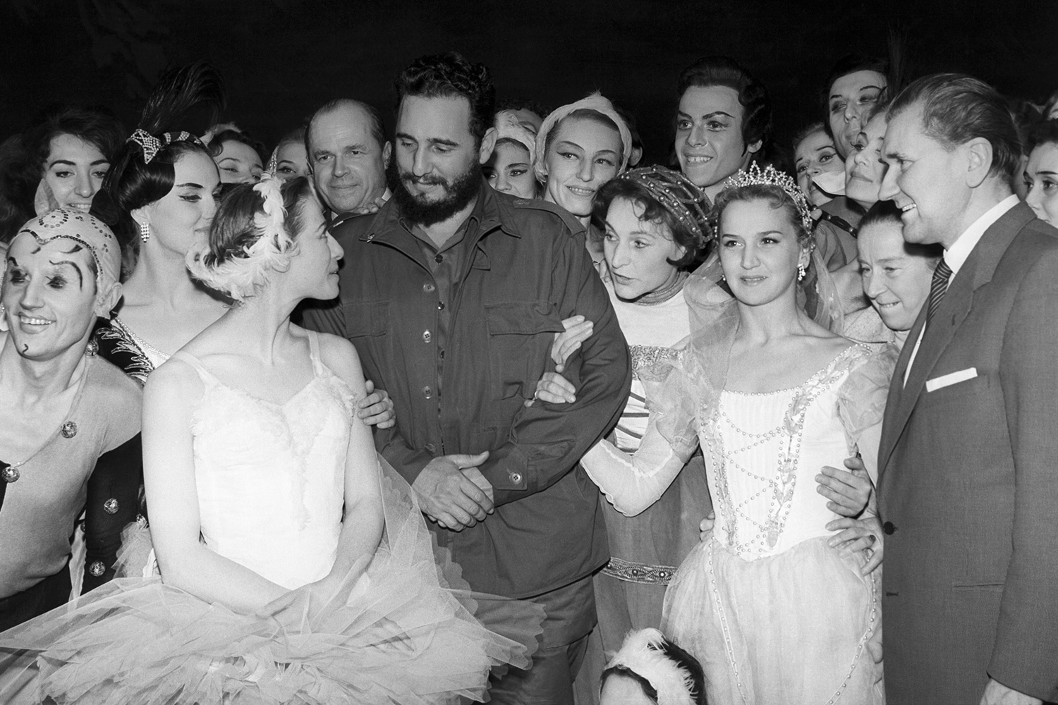 Премьер-министр Кубы Фидель Кастро Рус (в центре) и Майя Плисецкая (слева) с труппой Большого театра, 1963 год
