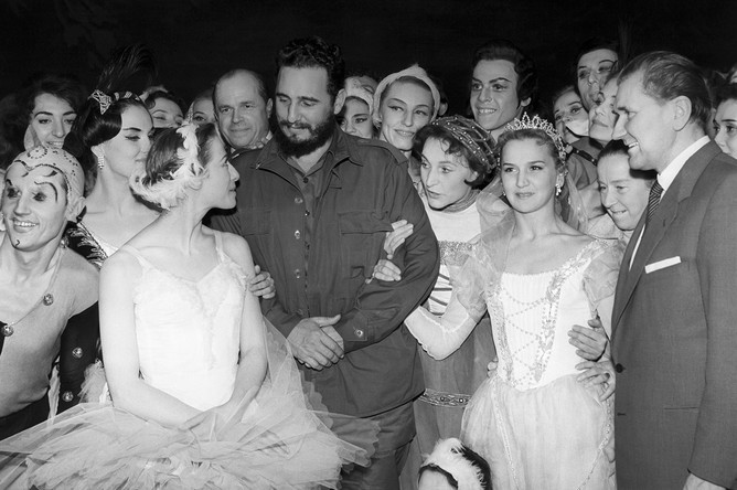 Премьер-министр Кубы Фидель Кастро Рус (в центре) и Майя Плисецкая (слева) с труппой Большого театра, 1963 год