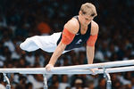 Алексей Немов выполняет упражнения на брусьях во время соревнований по спортивной гимнастике на XXVI Олимпийских играх в Атланте