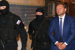 Губернатор Кировской области Никита Белых, задержанный по обвинению в получении взятки, у здания Басманного суда