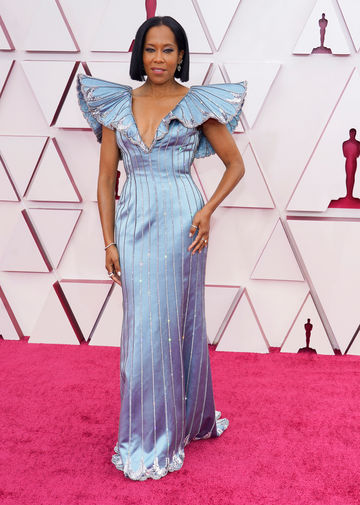 «Оскаровская» лауреатка 2019 года, режиссер и актриса, Реджина Кинг стала одной из ведущих церемонии награждения. На мероприятие она пришла в платье французского дома моды Louis Vuitton. 