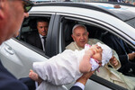 Папа Франциск приветствует ребенка во время визита в Португалию, Лиссабон, 2 августа 2023 года