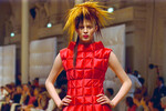 Сумки из стеганой кожи были еще одним знаковым изобретением Коко Шанель — Лагерфельд сумел переосмыслить и их. Как насчет красного стеганого вечернего платья? Именно такой наряд — без рукавов, но с воротником-стойкой — вошел в осенне-зимнюю коллекцию Chanel 1999-2000 гг.