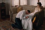 <b>«Опасный метод» (A Dangerous Method), реж. Дэвид Кроненберг, 2011</b>
<br><br>С середины нулевых у мастера боди-хоррора Дэвида Кроненберга появилась новая муза — звезда «Властелина колец» Вигго Мортенсен. С ним режиссер снял сперва экшн-триллер «Оправданная жестокость», затем гангстерскую драму «Порок на экспорт», а потом историческую ленту «Опасный метод» (позднее тандем воссоединился при работе над картиной «Преступления будущего», вышедшей в 2022 году). «Метод» был посвящен отношениям отцов психоанализа Зигмунда Фрейда и Карла Юнга с пациенткой Сабиной Шпильрейн, которая впоследствии сама стала заниматься психоаналитикой. Ее и сыграла в картине Найтли, чьими партнерами по кадру выступили Мортенсен и Майкл Фассбендер.
