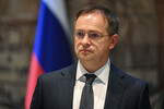 Помощник президента РФ Владимир Мединский во время заявления российской делегации по итогам переговоров России и Украины в Стамбуле, 16 мая 2025 года