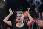 Валери Донзелли с премией за лучший сценарий в фильме «На работе» на церемонии награждения 82-го Венецианского кинофестиваля, 6 сентября 2025 года