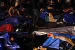 Место стоянки протестующих в финансовом квартале Нью-Йорка больше похоже на цыганский табор. Палатки и спальные мешки вперемешку с инвентарем, использующимся на акциях. 