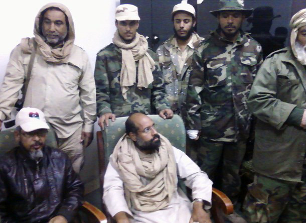 Ливия и Международный уголовный суд решают судьбу Сейфа аль-Ислама Каддафи (в центре)