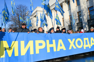 Участники акции протеста вкладчиков у здания Верховной рады Украины в Киеве, 15 ноября 2016 года