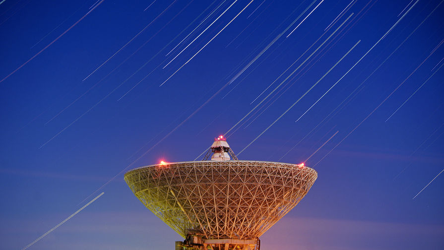 Ночное небо в&nbsp;Приморском крае на&nbsp;фоне радиотелескопа РТ-70, 15&nbsp;декабря 2016&nbsp;года