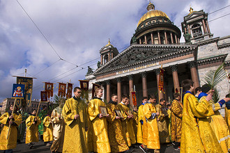 Крестный ход около Исаакиевского собора в Санкт-Петербурге, апрель 2016 года