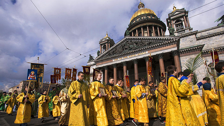 Крестный ход около Исаакиевского собора в Санкт-Петербурге, апрель 2016 года