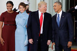 Барак Обама с супругой Мишель и Дональд Трамп с супругой Меланьей около Белого дома в Вашингтоне, 20 января 2017 года