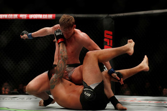 Российский боец UFC Александр Волков бьет бразильца Фабрисио Вердума
