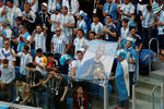 Фанаты сборной Аргентины с плакатом с изображением Лионеля Месси перед матчем группового этапа чемпионата мира по футболу между сборными Нигерии и Аргентины в Санкт-Петербурге, 26 июня 2018 года
