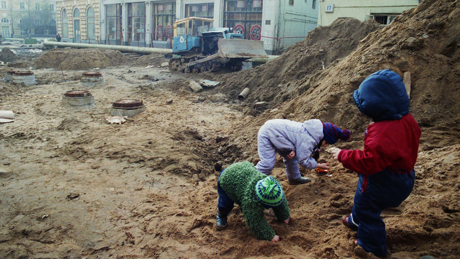 Играющие на стройке в Москве дети, 1990 год