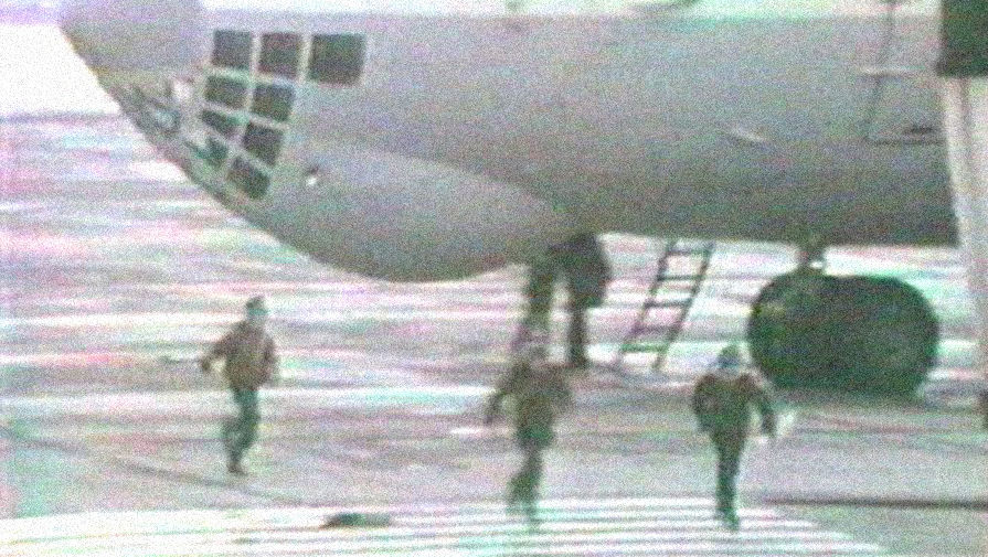 Первые дети из числа заложников бегут от «Ил-76» в аэропорту Минеральных Вод