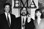 Актер Тед Денсон, мультипликатор Мэтт Гроунинг и актриса Джейми Ли Кертис во время церемонии награждения премии Environmental Media Awards в Лос-Анджелесе, 1991 год