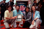 Участники поп-группы The Monkees Мики Доленс, Майкл Несмит, Дейви Джонс и Питер Торк на голливудской Аллее славы, 1989 год