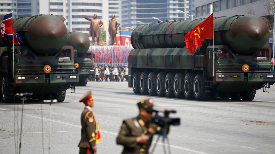Ракетные комплексы КНДР во время военного парада в Пхеньяне, апрель 2017 года