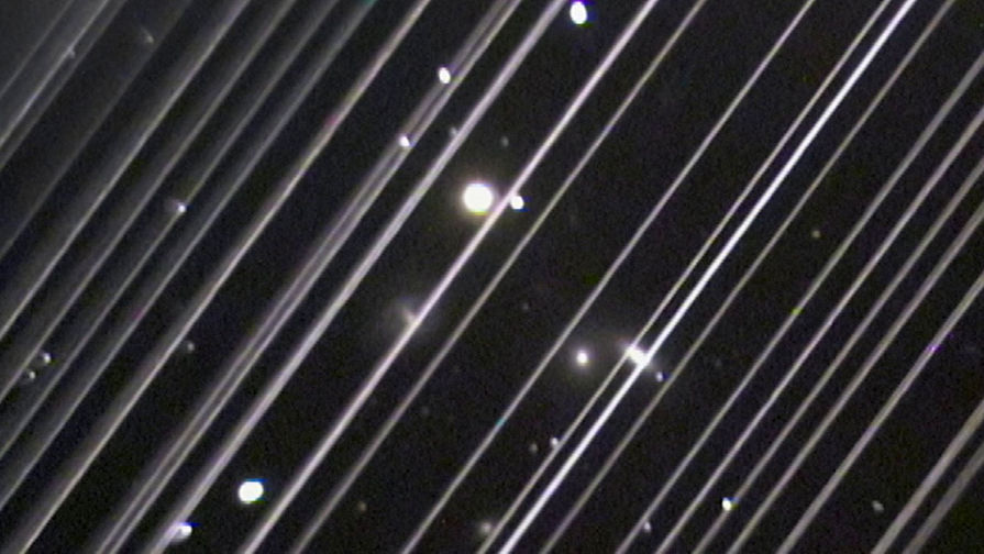 Следы от спутников StarLink на астрономическом снимке