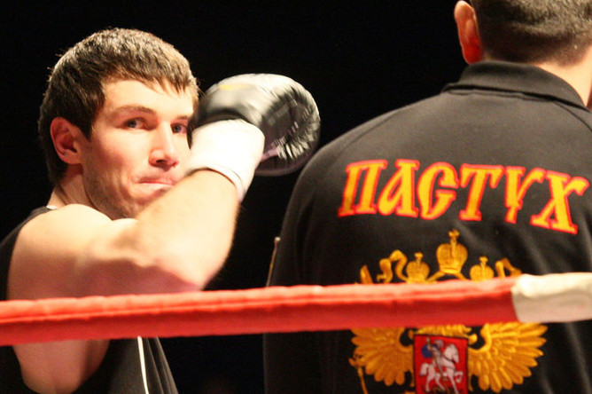 Роман Симаков (28 марта 1984 — 8 декабря 2011). 5 декабря 2011 года в Екатеринбурге Симаков проводил бой с Сергеем Ковалевым. В 7-м раунде Симаков потерял сознание прямо на ринге. От полученных тяжелейших травм мозга, боксер впал в кому. Днем, 8 декабря, Роман Симаков, не приходя в сознание, скончался