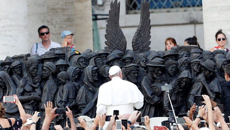 Папа Римский Франциск открывает памятник мигрантам в&nbsp;Ватикане, 29 сентября 2019 года