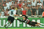 Алан Ширер забивает гол в ворота сборной Голландии на Евро-1996