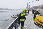 Работа оперативных служб на месте падения автомобиля такси в Москву-реку на Бережковской набережной, 7 декабря 2021 года