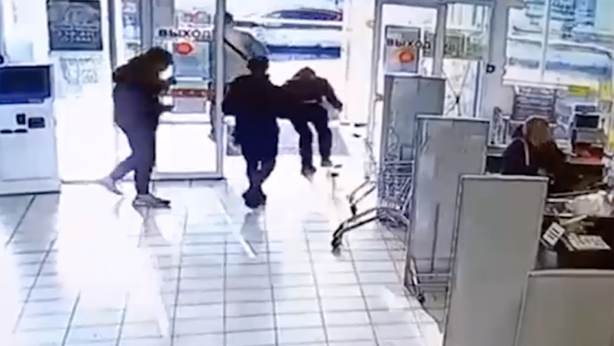 В Новосибирске мужчины ограбили табачный магазин, пока продавец обедала