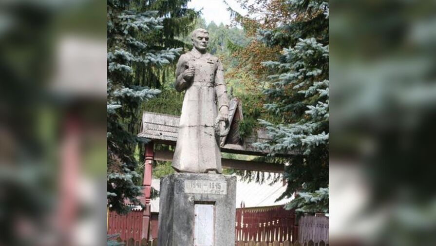 Памятник советским солдатам отказались демонтировать в Закарпатской области Украины