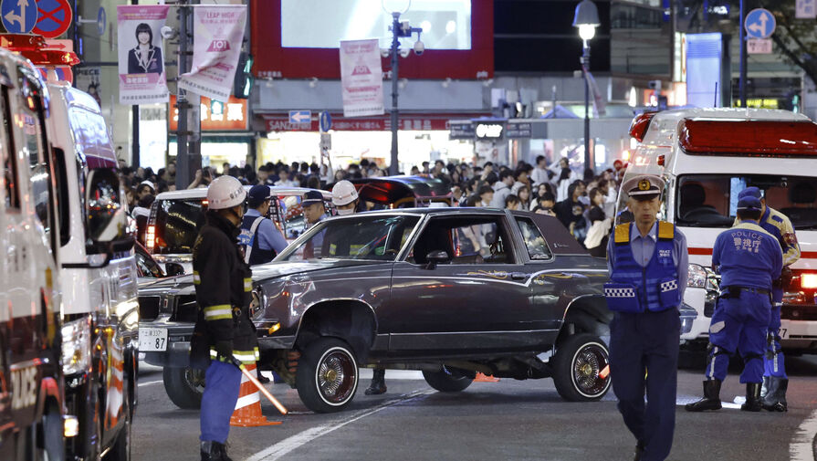 Автомобиль врезался в толпу пешеходов в центре Токио