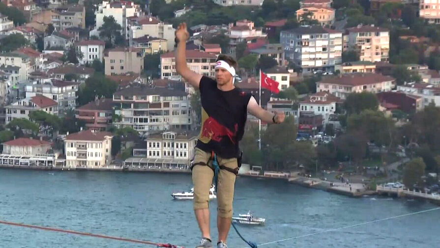 Эстонский акробат первым в мире перешел по канату из Азии в Европу